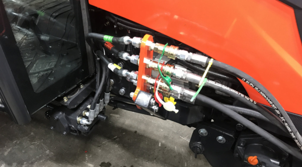 Easily switch from the blower to the loader with quick connects
